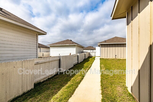 Building Photo - 412 Hortus Dr
