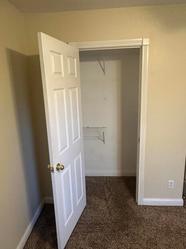 Building Photo - 6 Hudson Hollow Road