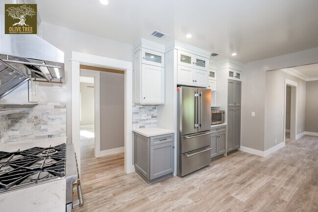 Building Photo - Luxury Ground-Level 2bed/2bath Unit | Fully Renovated | Walkable Pasadena Location