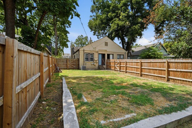 Building Photo - E 8th St Duplex