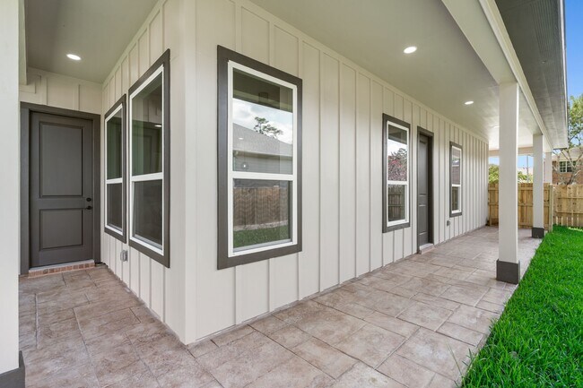 Building Photo - 22806 August Leaf Dr