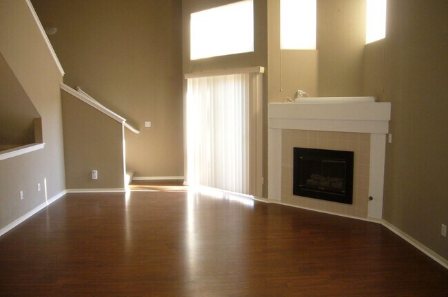 Building Photo - Spacious Townhome with High Ceilings in a Prime Commuter Location