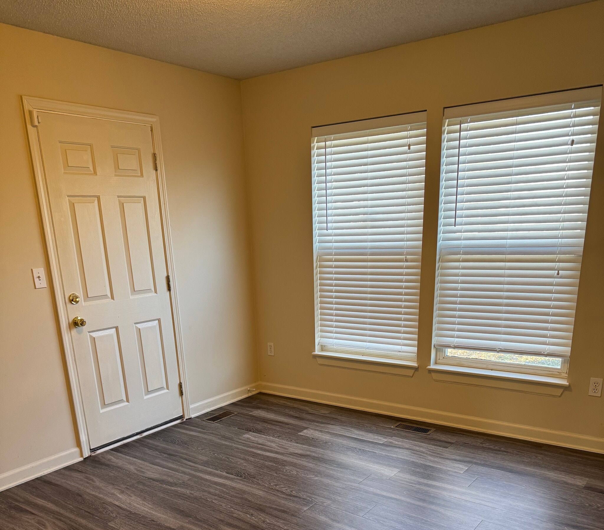 Building Photo - 1160 E 77th Ter