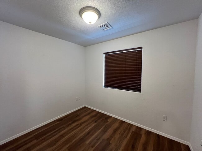 Building Photo - 3 BEDROOM HOME NEAR THE FOOTHILLS!