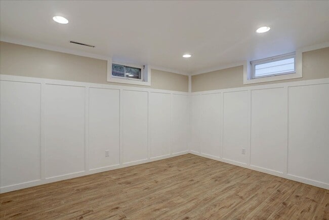 Building Photo - Beautifully renovated ranch home with drea...