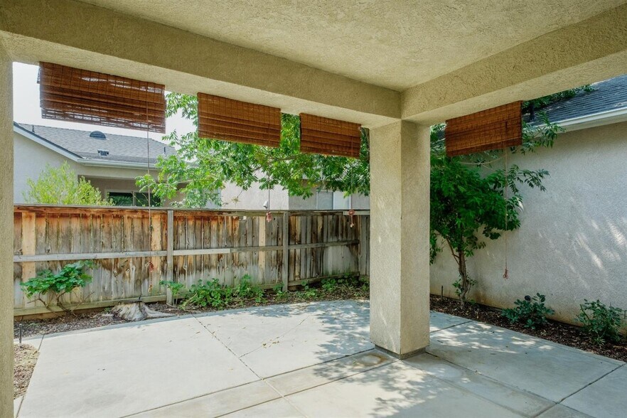 Building Photo - 68 W Bordeaux Ln