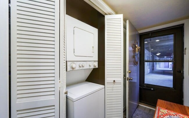 Building Photo - **Light-Filled Condo with Designer Finishes ? | Screened Porch