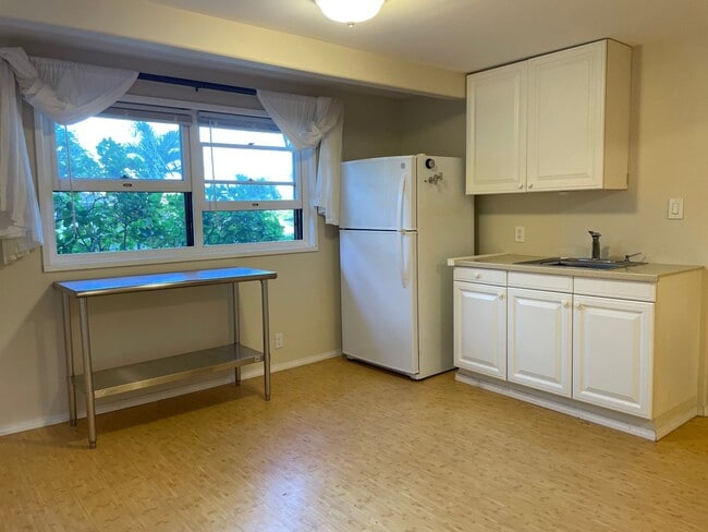 Building Photo - 1 bedroom 1 bath close to town