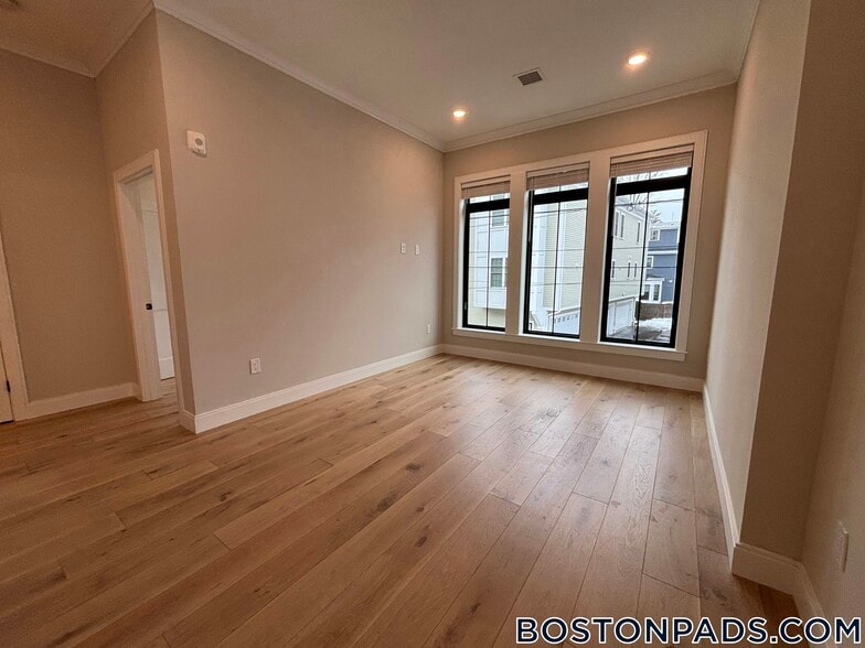 Building Photo - 157 Everett St