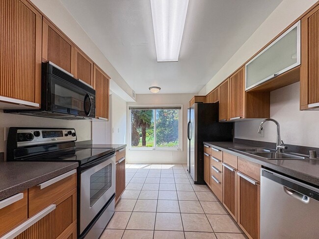 Building Photo - Spacious 2B/2.5BA Townhome w/ Stunning Vie...