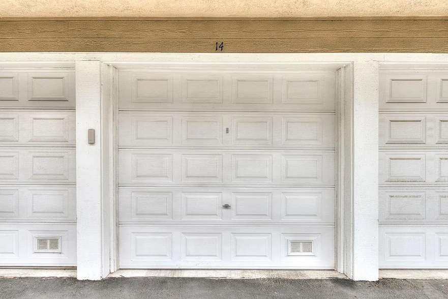 oversized one car GARAGE - 14 Coventry Ln