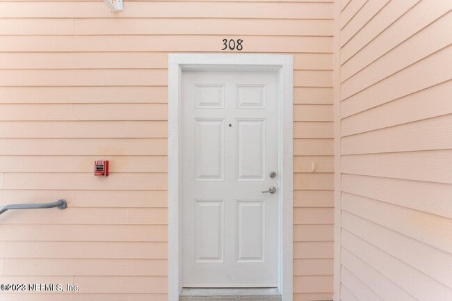 Building Photo - 8226 Green Parrot Rd