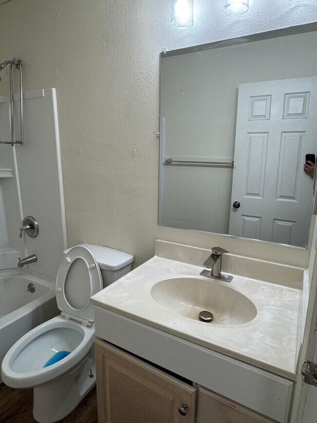 Building Photo - 10920 Apricot St