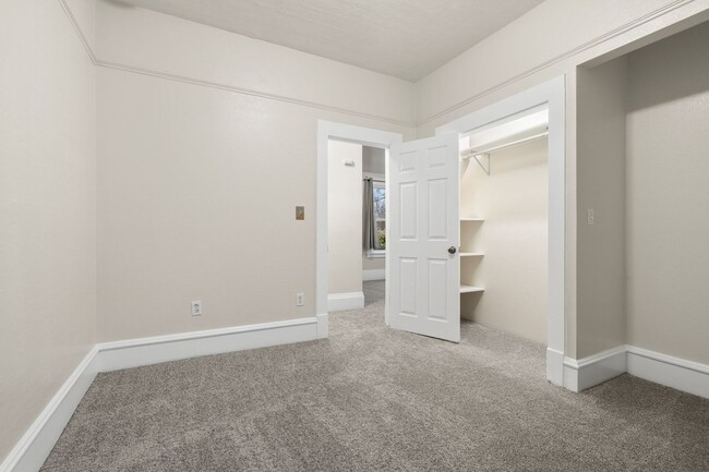 Building Photo - Beautifully Remodeled 2 Bed, 2 Bath Home i...