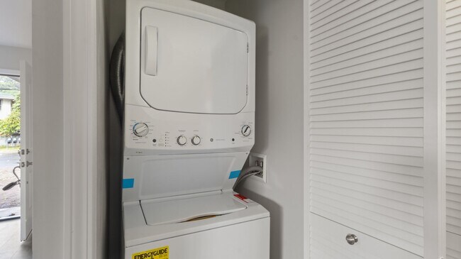 Building Photo - Move-In Ready 2BR/1BA in Waimalu, Aiea – Minutes from Pearl Harbor & Pearlridge