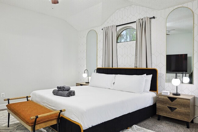 Building Photo - 967 Grand Central Pkwy