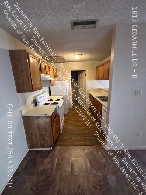 Building Photo - 1813 Cedarhill Dr
