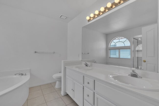 Building Photo - Beautiful Home in West with 4 bedrooms/3 b...