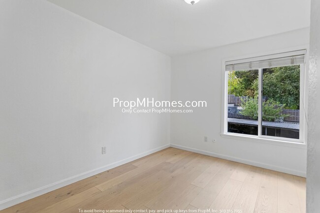 Building Photo - Beautifully Updated Condo in Multnomah Vil...