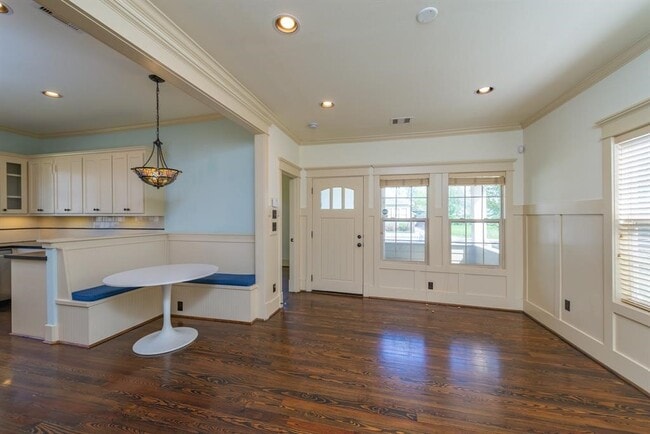 Building Photo - 722 E 25th St