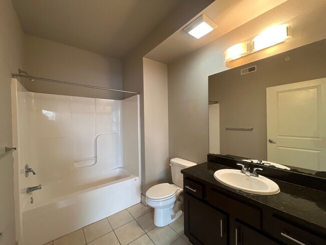 Building Photo - 2 Bedroom, 2 Bath Modern, Open Floor Plan