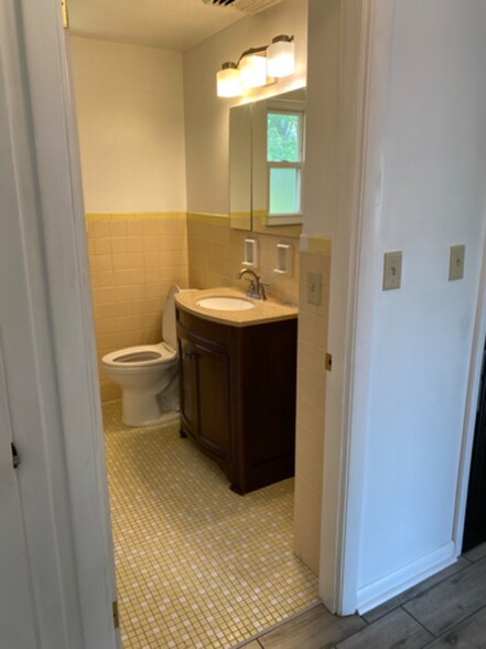 Building Photo - 4947 Charlemar Dr