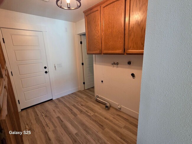 Building Photo - Large Four Bedroom with a Pool in Folsom