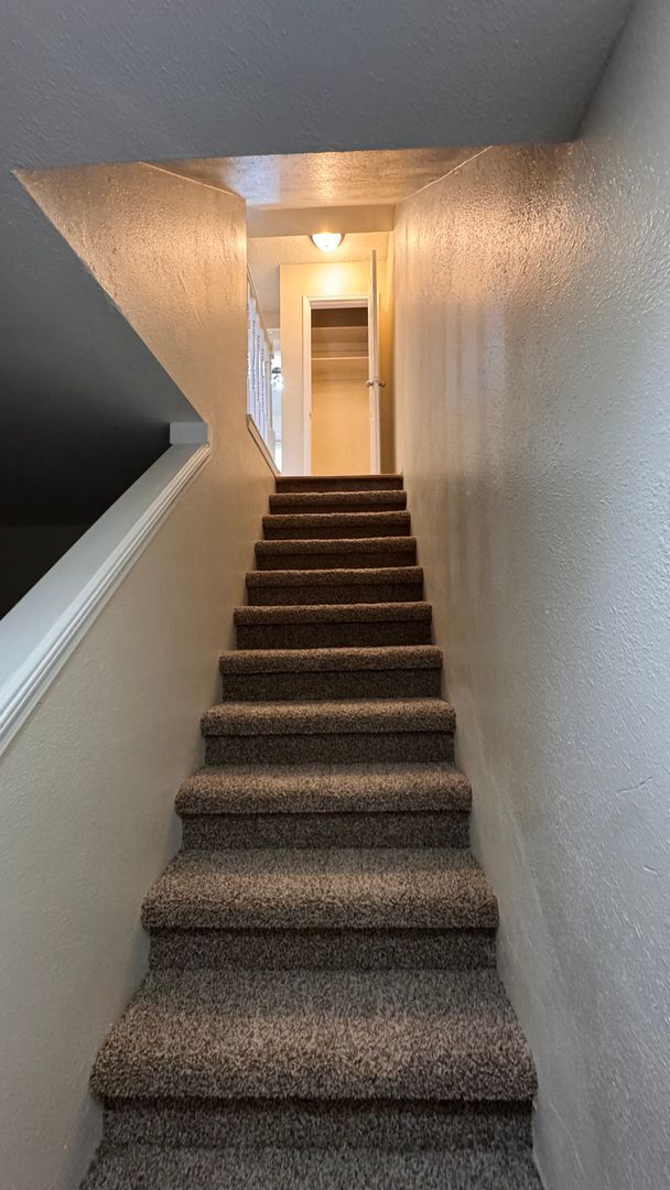 Building Photo - 3 bed 2.5 bath w/ garage, Great location off University and Dry Creek, close to Southglenn Mall a...