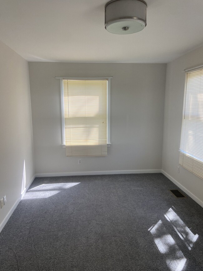 Building Photo - 20 W Franklin Ave