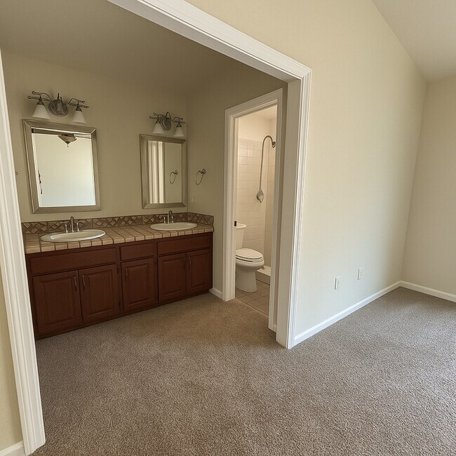 Building Photo - 1425 New England Dr