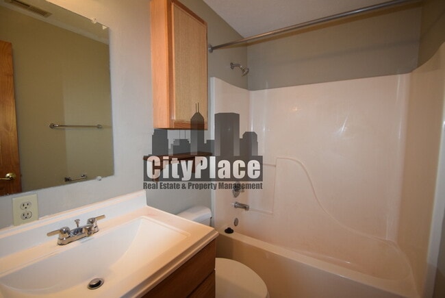 Building Photo - 47 Meadow Ct W