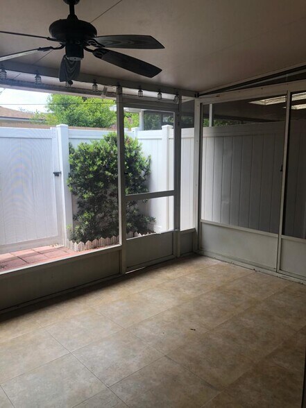 Building Photo - 755 Cove Way