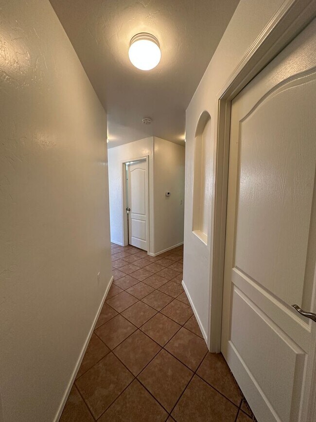 Building Photo - Beautiful 3 Bed 2 Bath House!!