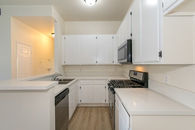 Building Photo - 12946 Valleyheart Dr