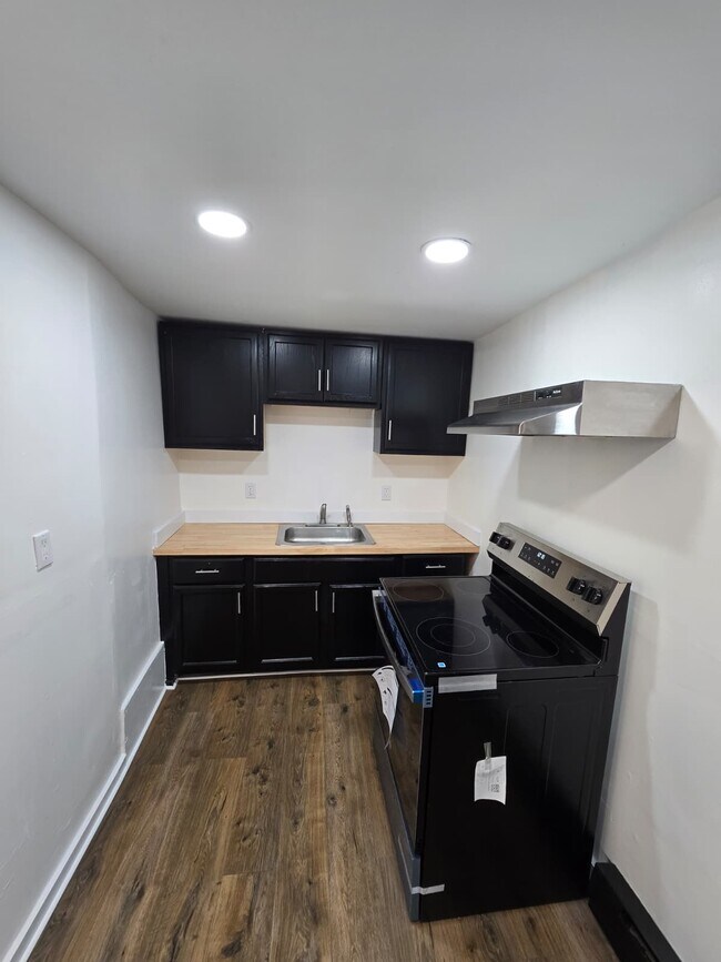 Building Photo - 135 Willow St