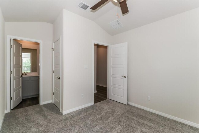 Building Photo - 117 Sun Grove Trl
