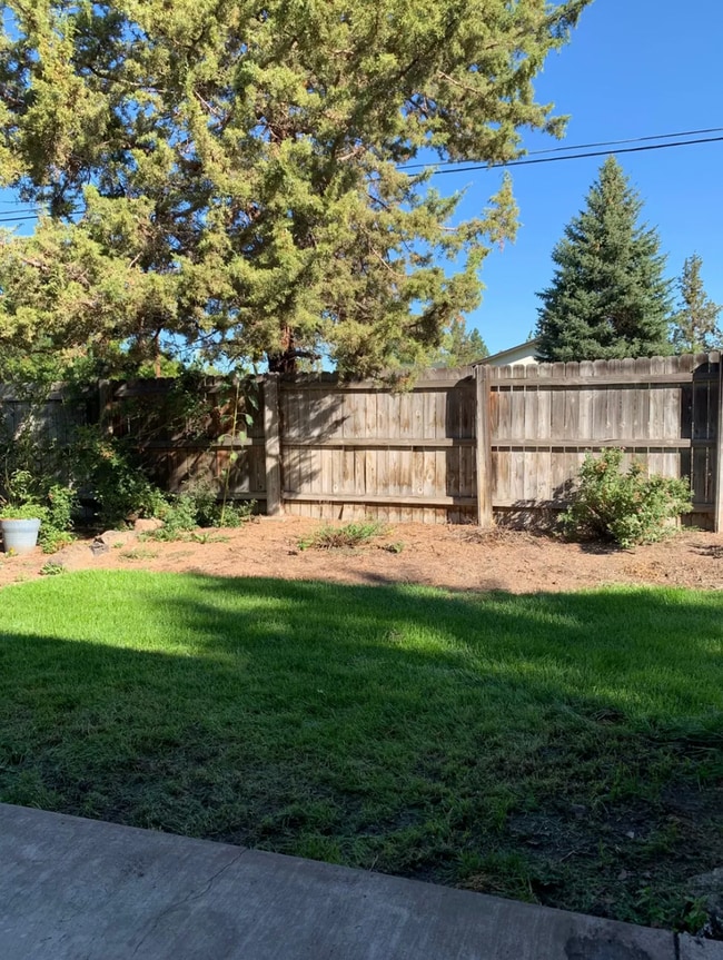 Building Photo - Cozy 2 Bed, 1.5 Bath Town Home!