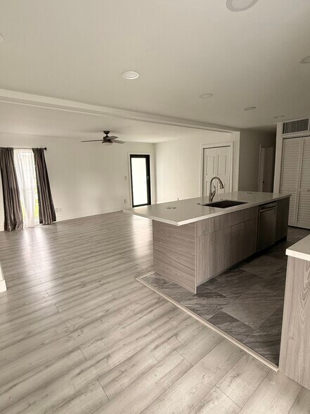 Building Photo - 7907 NW 73rd Ter