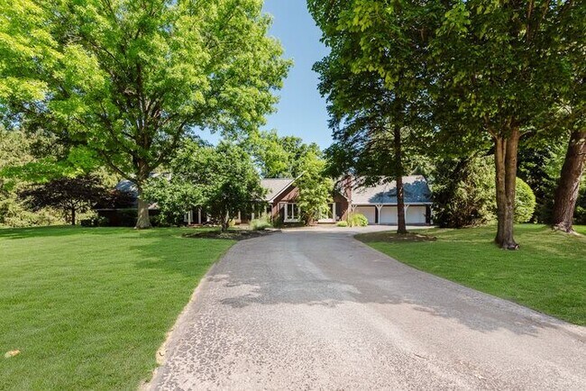 Building Photo - Large Executive Home in Carmel Schools