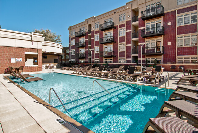 Access to a rooftop pool - Brookside Downtown