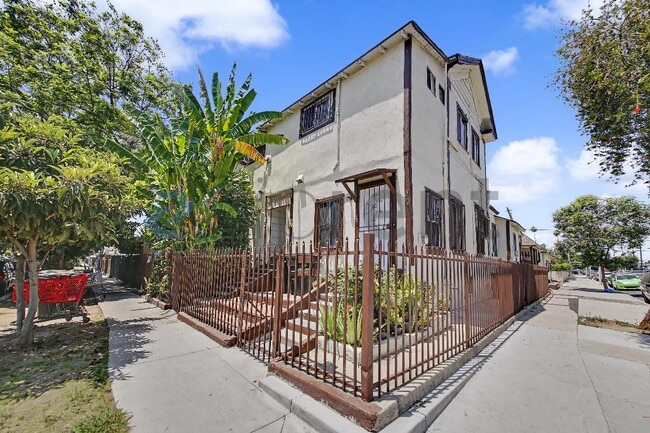 Building Photo - 1251 E 59th Pl