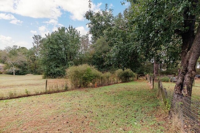 Building Photo - 160 Jockey Club Dr