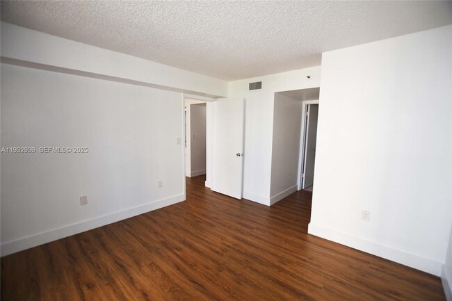 Building Photo - 540 Brickell Key Dr