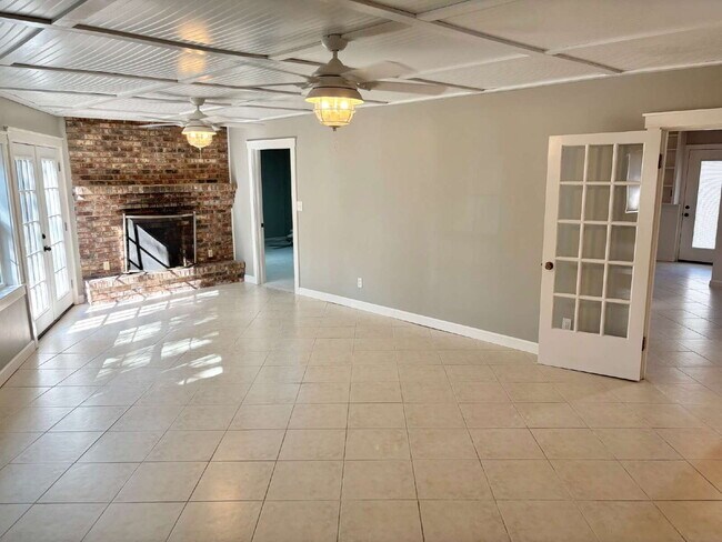 Building Photo - "Coastal Comfort Awaits: Spacious 4-Bed, 3-Bath Home in Fort Walton Beach Haven"