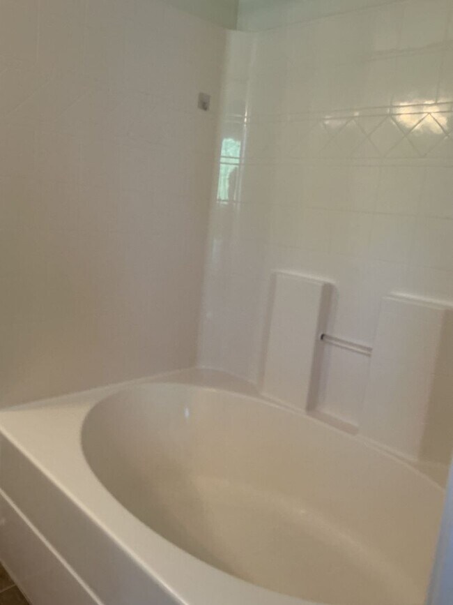 Building Photo - Beautiful 3 Bedroom, 2.5 Bath Townhouse in...