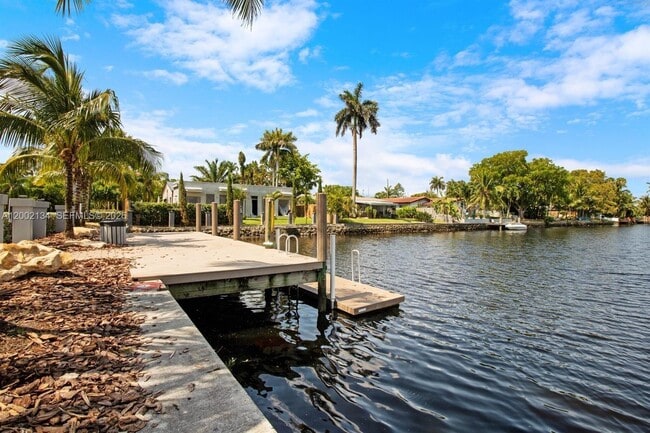 Building Photo - 811 NE 17th Ct