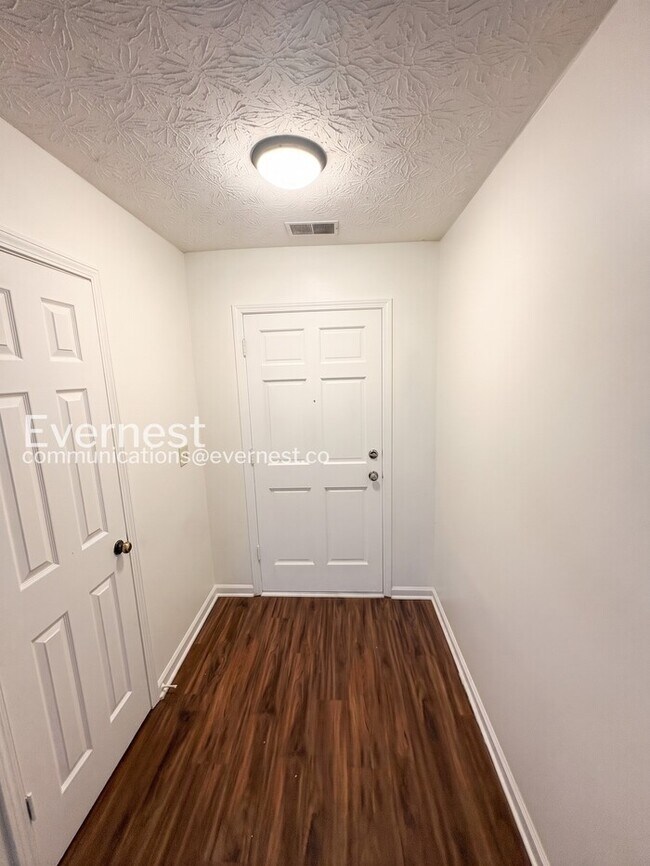 Building Photo - Spacious  Home with Deck, Patio, and Garage! / 3 Bed, 2 Bath / Available now!