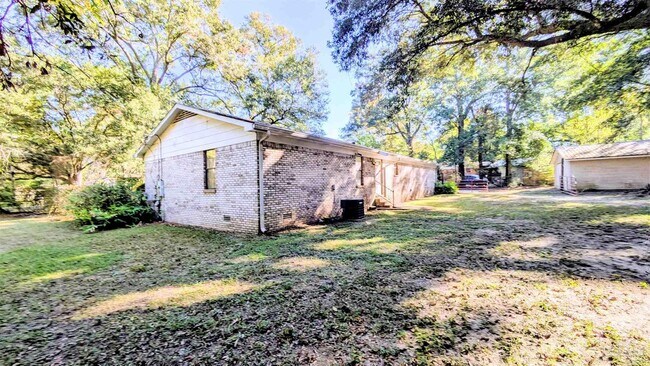 Building Photo - 1485 Pine Ln Dr