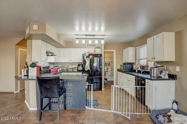 Building Photo - 14878 W Bloomfield Rd