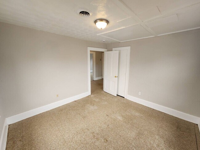 Building Photo - Charming 4-Bedroom Property in Prime Location (SECTION 8 VOUCHERS ACCEPTED)